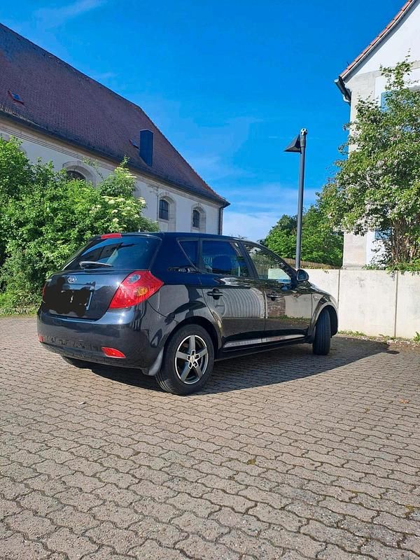 Gebraucht Kia Ceed 109 PS (80 kW) 2010 Schwarz Kleinwagen