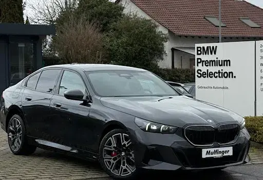 Neu BMW 550e M Sport 489 PS (359 kW) 2026 Grau Limousine