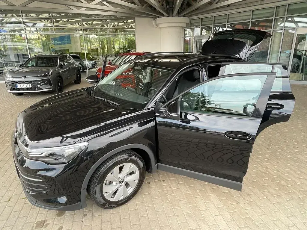 Gebraucht VW Tiguan Goal 150 PS (110 kW) 2024 Schwarz SUV