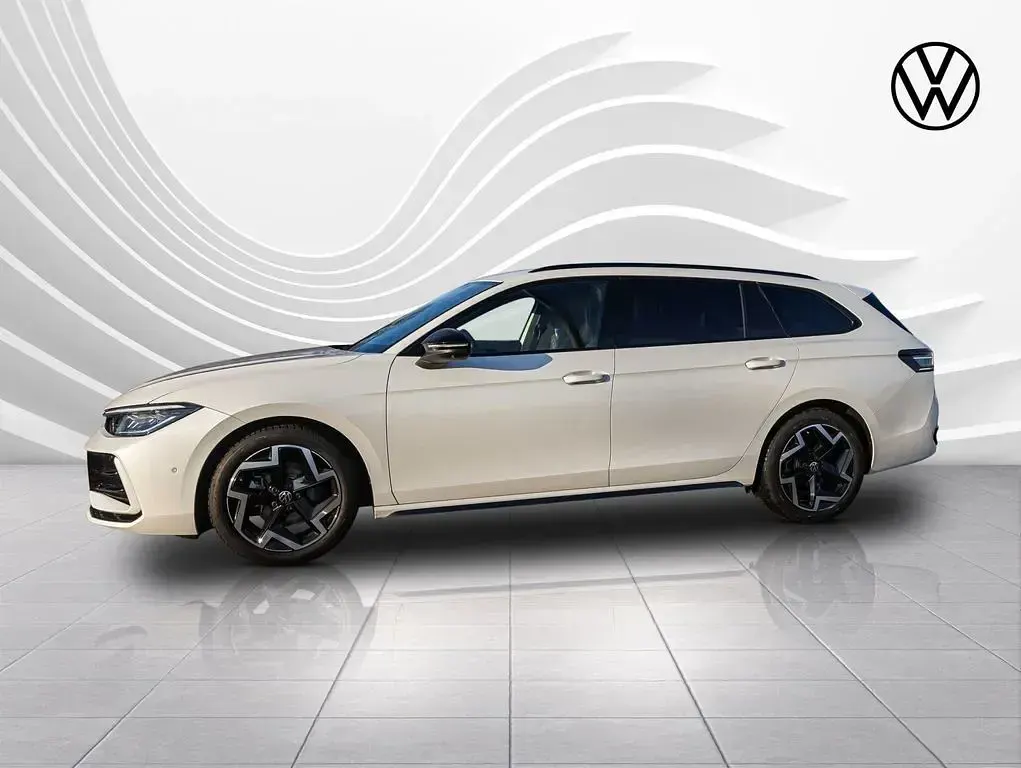 Gebraucht VW Passat R-line 150 PS (110 kW) 2024 Oryxweiß perlmutteffekt Kombi