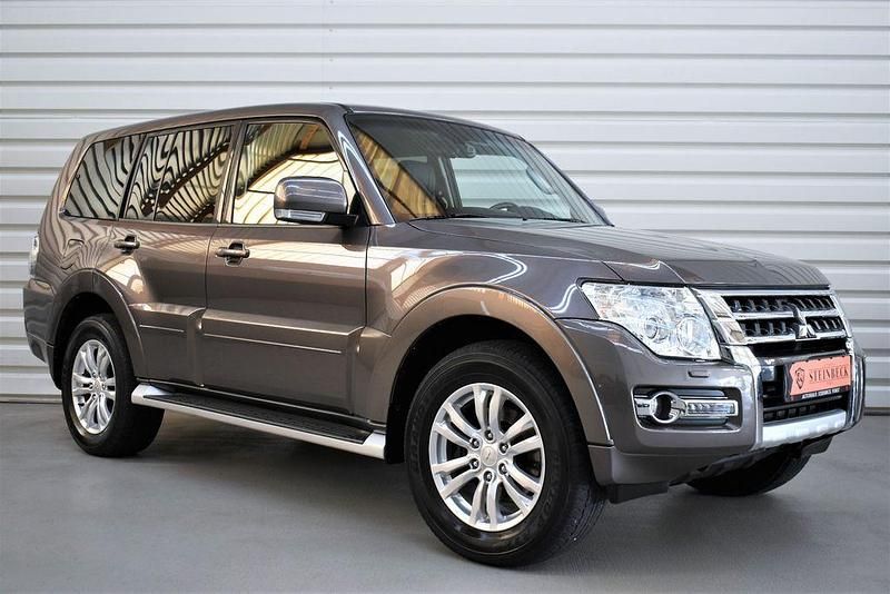 Braun Gebraucht 2016 Mitsubishi Pajero SUV | 33.990 € (Etwas zu teuer) - Bild 1/4