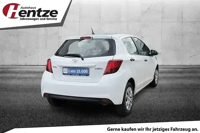 Gebraucht Toyota Yaris 69 PS (50 kW) 2015 Super white 2 Kleinwagen