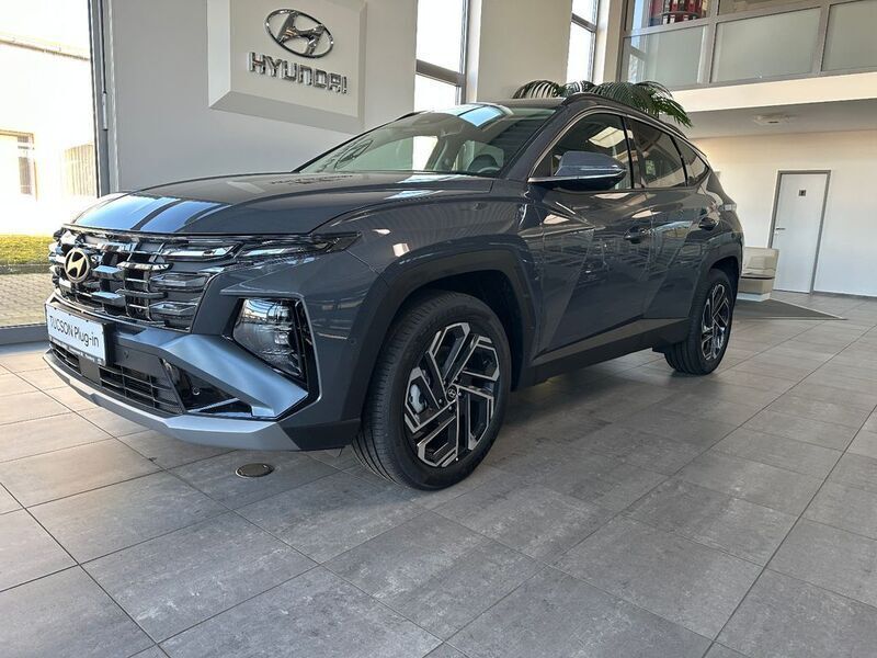 Grau Neu 2025 Hyundai Tucson Prime SUV | 46.690 € (Teuer) - Bild 1/4