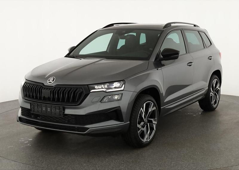 Graphite grau metallic Neu 2025 Skoda Karoq SportLine SUV | 43.495 € (Etwas zu teuer) - Bild 1/4