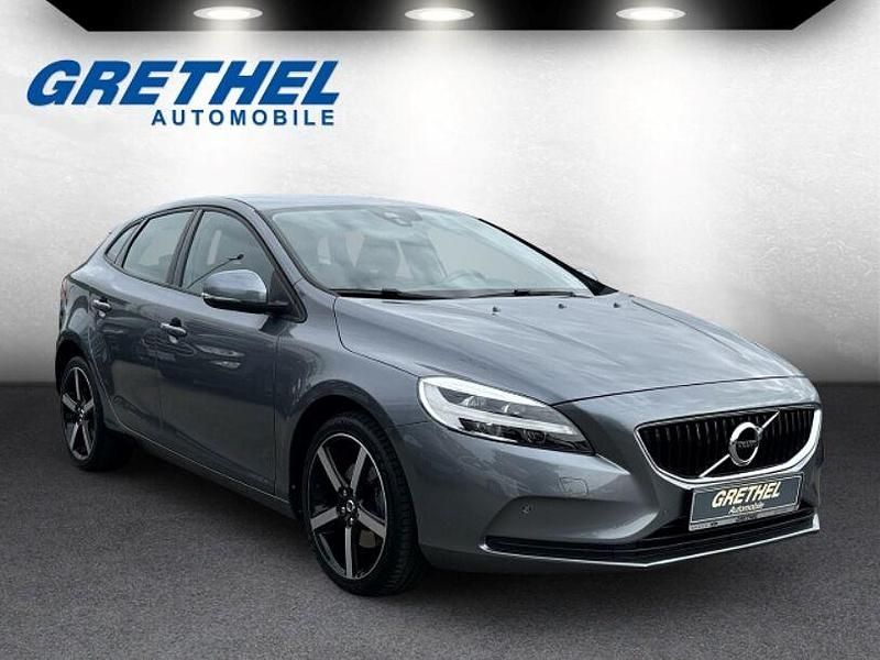 Grau Gebraucht 2016 Volvo V40 Momentum Kombi | 15.580 € (Fairer Preis) - Bild 1/4