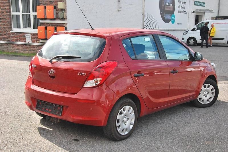 Gebraucht Hyundai i20 Style 101 PS (74 kW) 2014 Rot Limousine