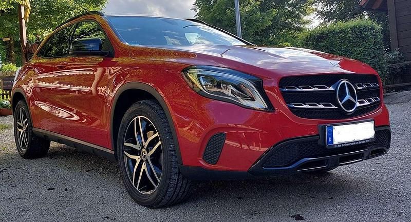 Rot Gebraucht 2017 Mercedes GLA200 Style SUV | 20.800 € (Fairer Preis) - Bild 1/4