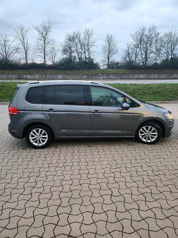 Gebraucht VW Touran Comfortline 150 PS (110 kW) 2016 Grau Van / Kleinbus