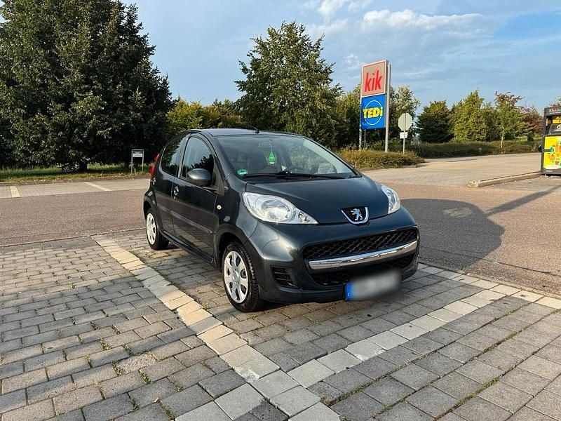 Grau Gebraucht 2009 Peugeot 107 Kleinwagen | 2.999 € (Guter Preis) - Bild 1/4