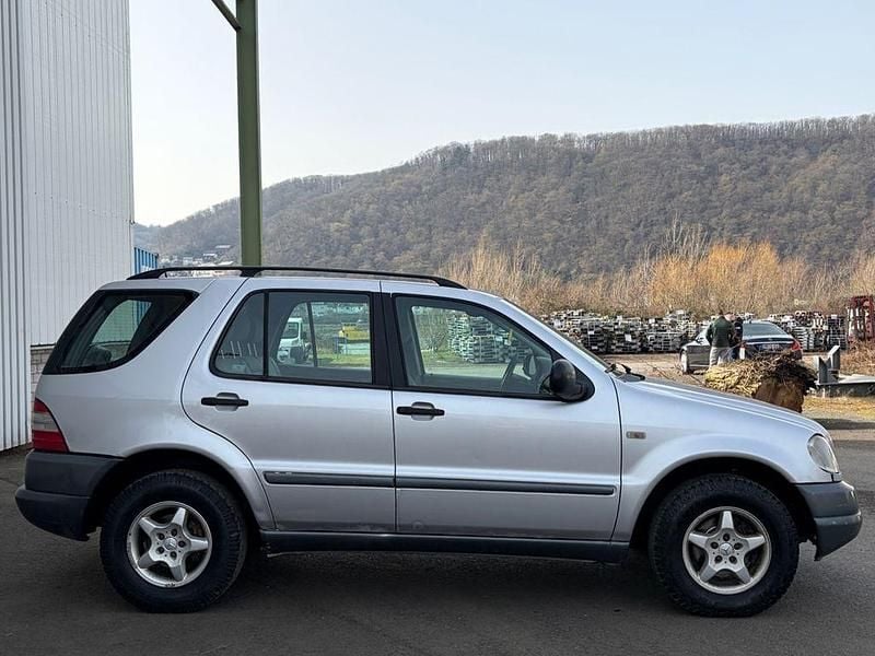 Gebraucht Mercedes ML270 163 PS (119 kW) 2000 Silber SUV