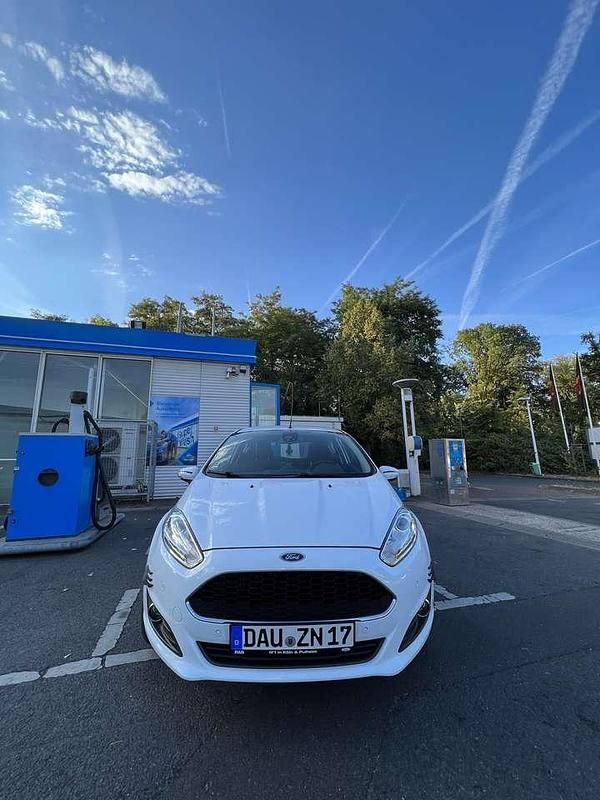 Gebraucht Ford Fiesta Celebration 101 PS (74 kW) 2017 Weiß Kleinwagen