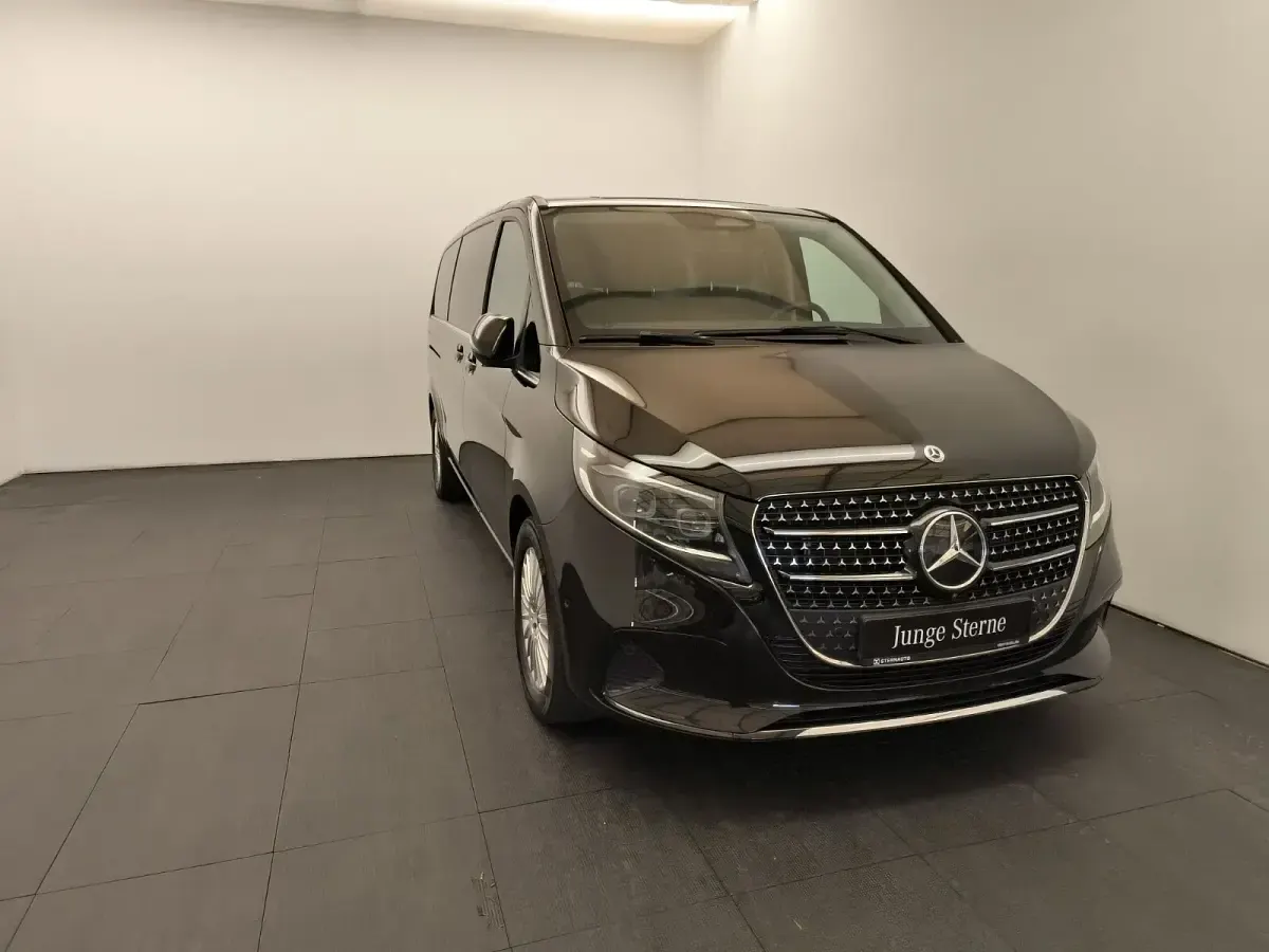 Gebraucht Mercedes V300 237 PS (174 kW) 2024 Obsidianschwarz metallic Van / Kleinbus