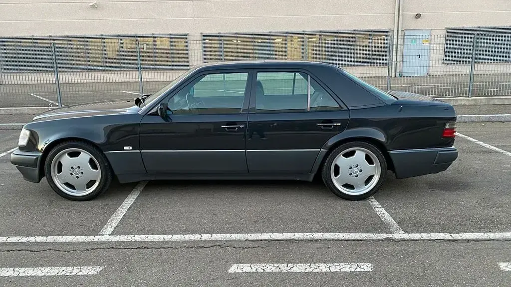 Gebraucht Mercedes E500 326 PS (239 kW) 1993 Schwarz Limousine