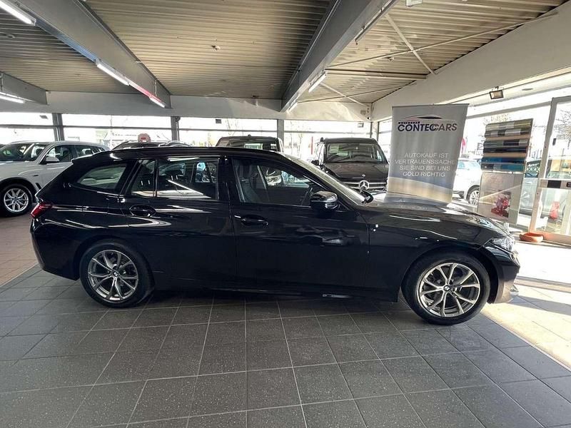 Black sapphire Gebraucht 2022 BMW 320 Kombi | 26.400 € (Guter Preis) - Bild 1/4
