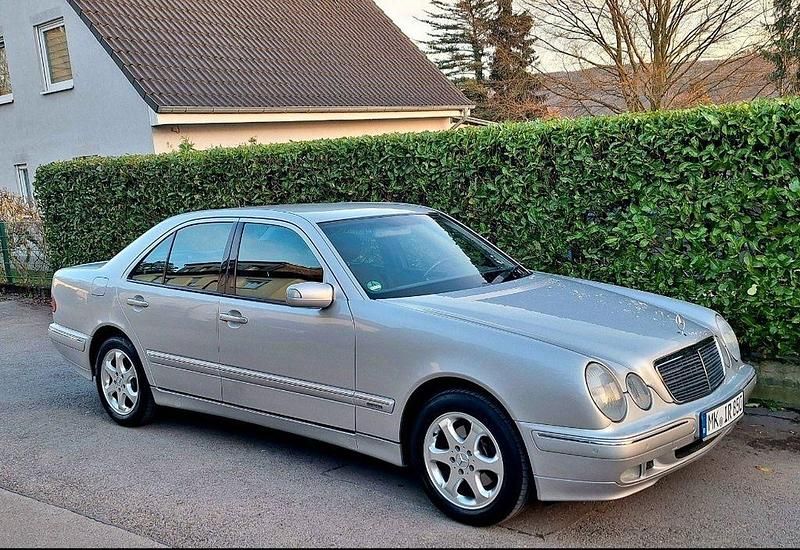 Gebraucht Mercedes 220 143 PS (105 kW) 2001 Silber Limousine