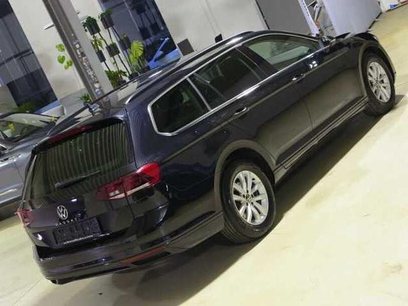 Gebraucht VW Passat Business 150 PS (110 kW) 2022 Deep black pearlescent (metallic) Kombi