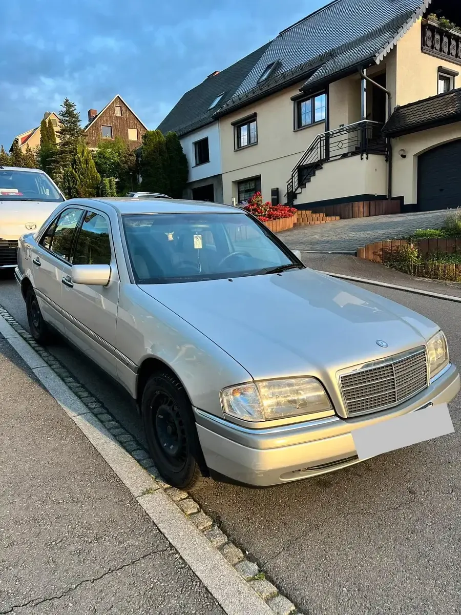 Gebraucht Mercedes C220 150 PS (110 kW) 1996 Silber Limousine