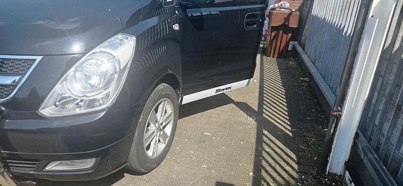 Schwarz Gebraucht 2011 Hyundai H-1 Van | 8.500 € (Fairer Preis) - Bild 1/4