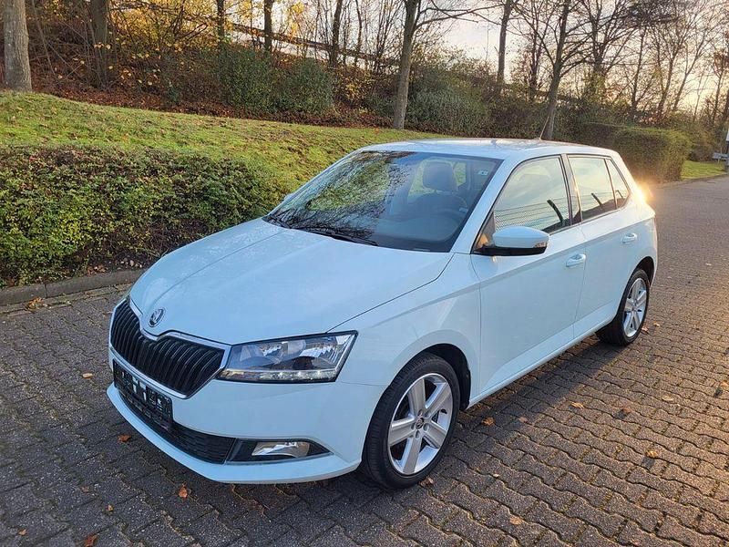 Weiß Gebraucht 2019 Skoda Fabia Cool Plus Kleinwagen | 9.799 € (Fairer Preis) - Bild 1/4