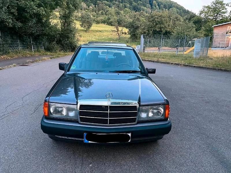Gebraucht Mercedes 190 109 PS (80 kW) 1992 Violet Limousine