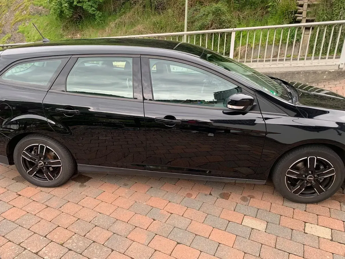 Gebraucht Ford Focus Trend 95 PS (69 kW) 2017 Schwarz Kombi