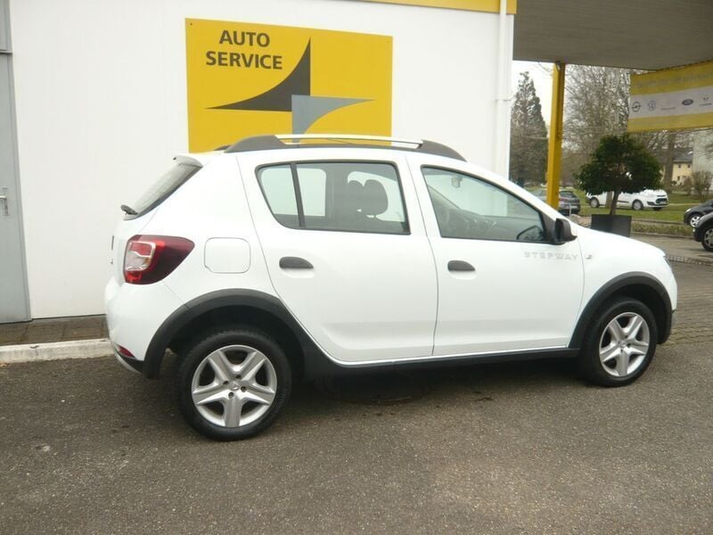 Weiß Gebraucht 2016 Dacia Sandero Stepway Ambiance Kleinwagen | 7.950 € (Fairer Preis) - Bild 1/4