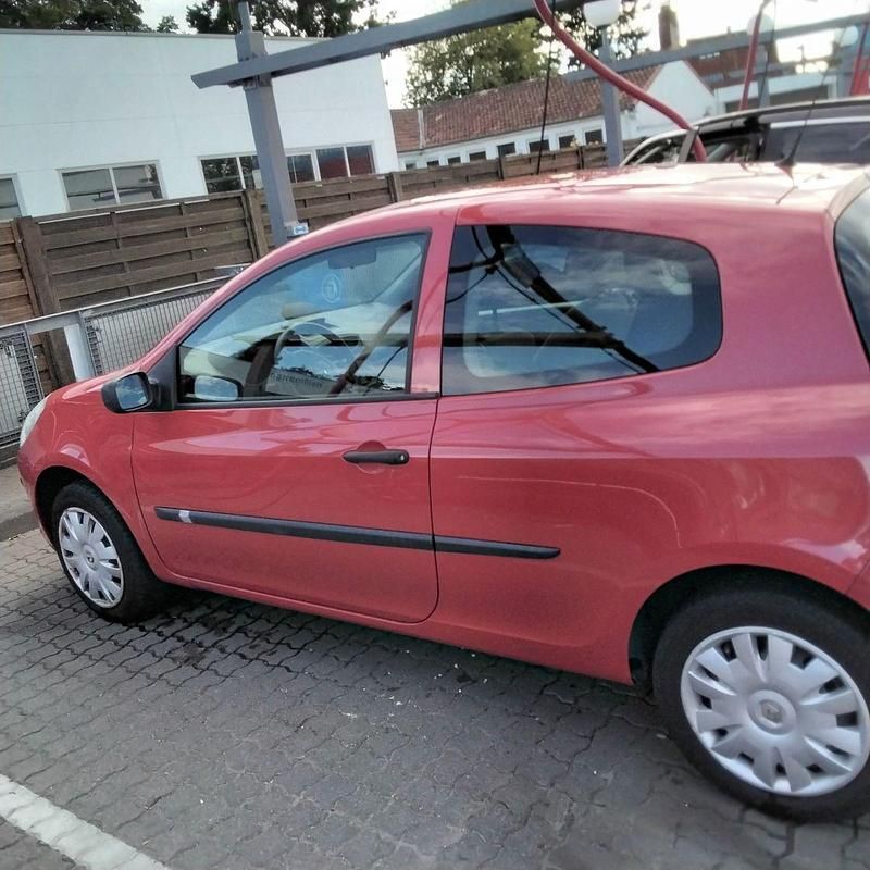 Rot Gebraucht 2006 Renault Clio II Authentique Limousine | 800 € (Superpreis) - Bild 1/4
