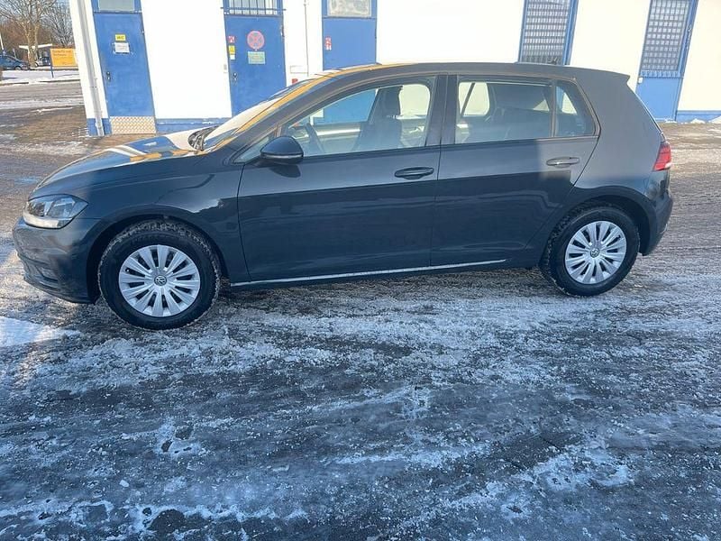 Gebraucht VW Golf VII Trendline 110 PS (80 kW) 2018 Grau Limousine