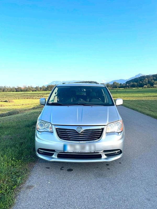 Silber Gebraucht 2012 Lancia Voyager Gold Van / Kleinbus | 11.900 € (Guter Preis) - Bild 1/4