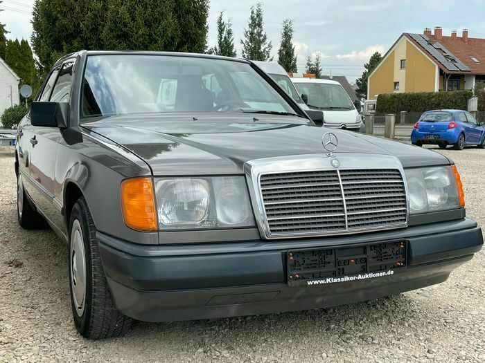 Second-hand Mercedes E200 118 CP (86 kW) 1989 Gri Berlinǎ