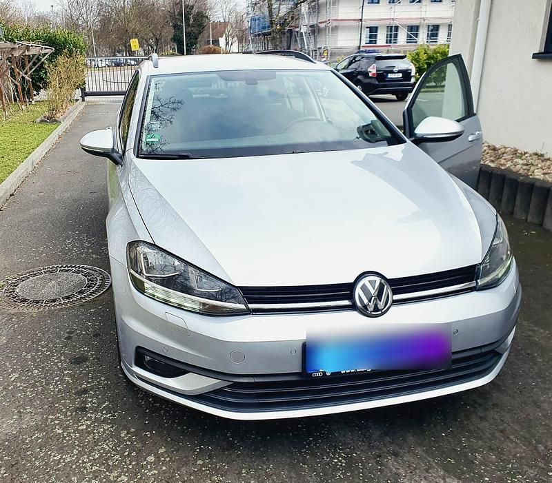 Silber Gebraucht 2018 VW Golf VII Trendline Kombi | 8.800 € (Guter Preis) - Bild 1/4