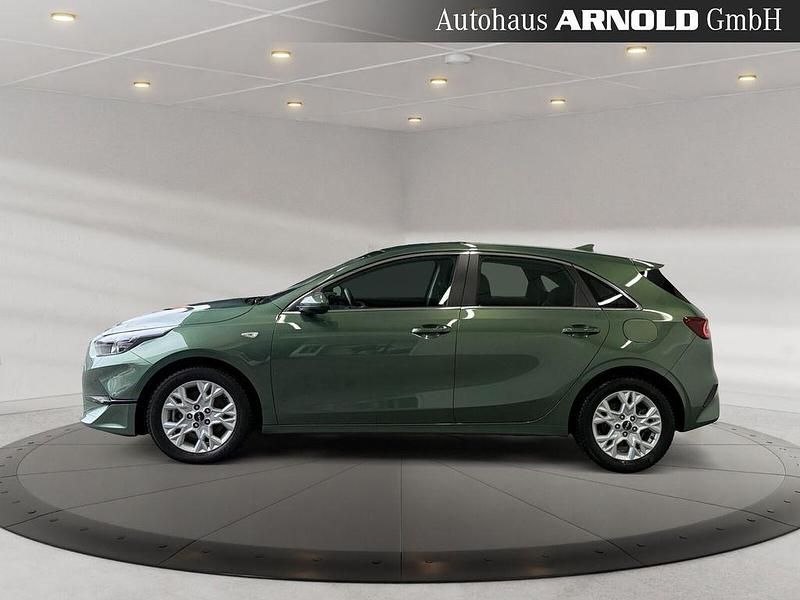 Gebraucht Kia Ceed Vision 140 PS (102 kW) 2024 Experience grün (metallic) Kleinwagen