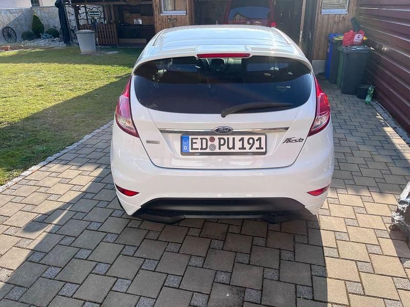 Gebraucht Ford Fiesta Titanium 101 PS (74 kW) 2014 Weiß Kleinwagen