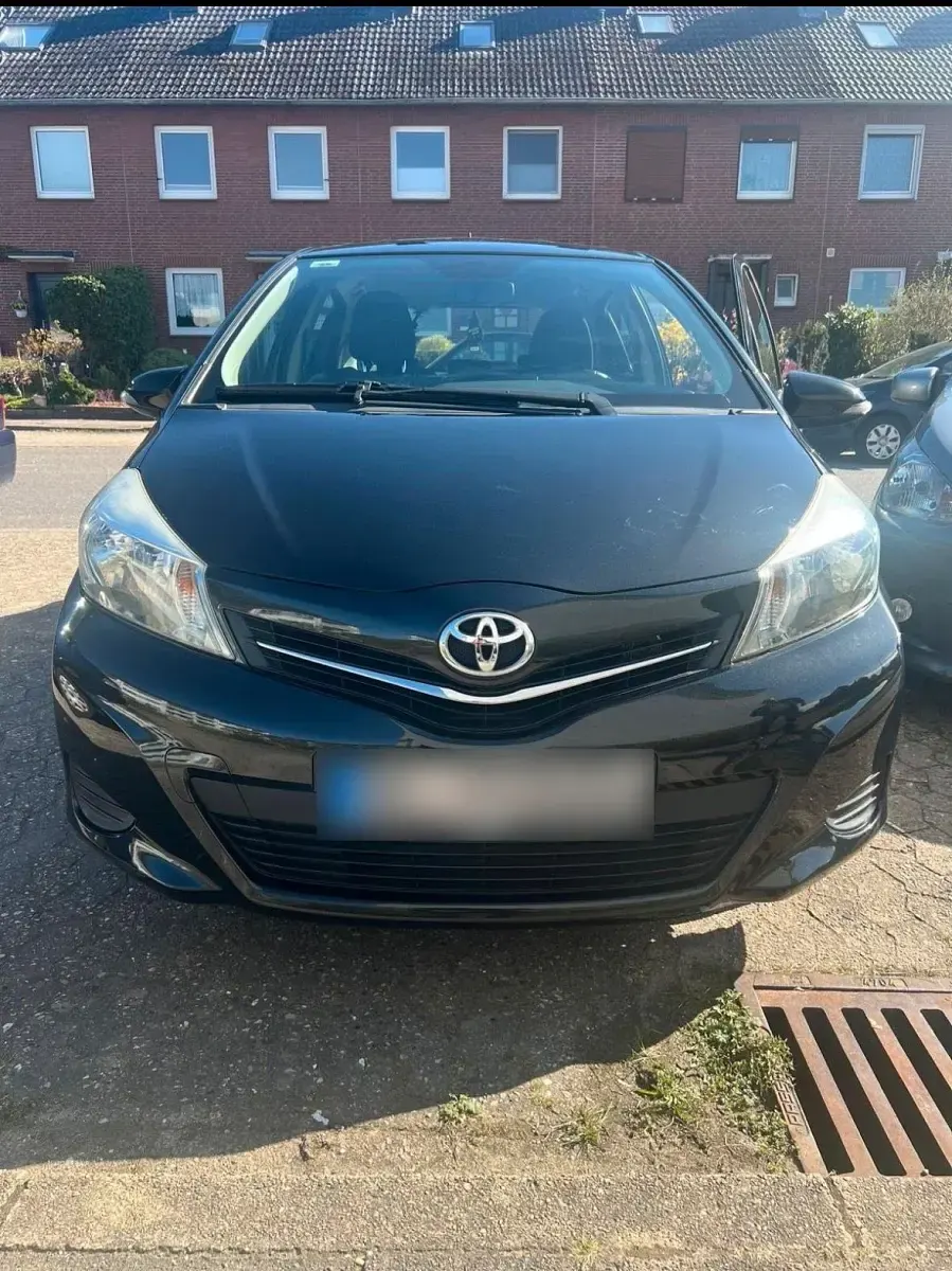 Gebraucht Toyota Yaris 69 PS (50 kW) 2014 Schwarz Kleinwagen