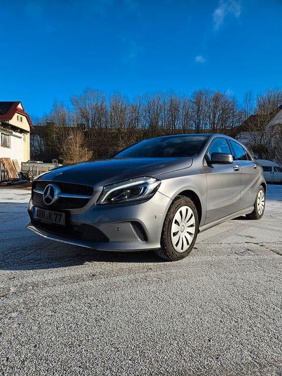 Grau Gebraucht 2018 Mercedes A180 Limousine | 17.400 € (Guter Preis) - Bild 1/4