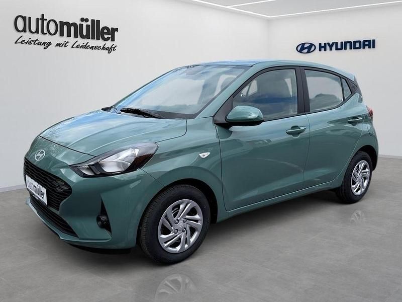 Grün Neu 2025 Hyundai i10 Select Kleinwagen | 16.388 € (Fairer Preis) - Bild 1/4