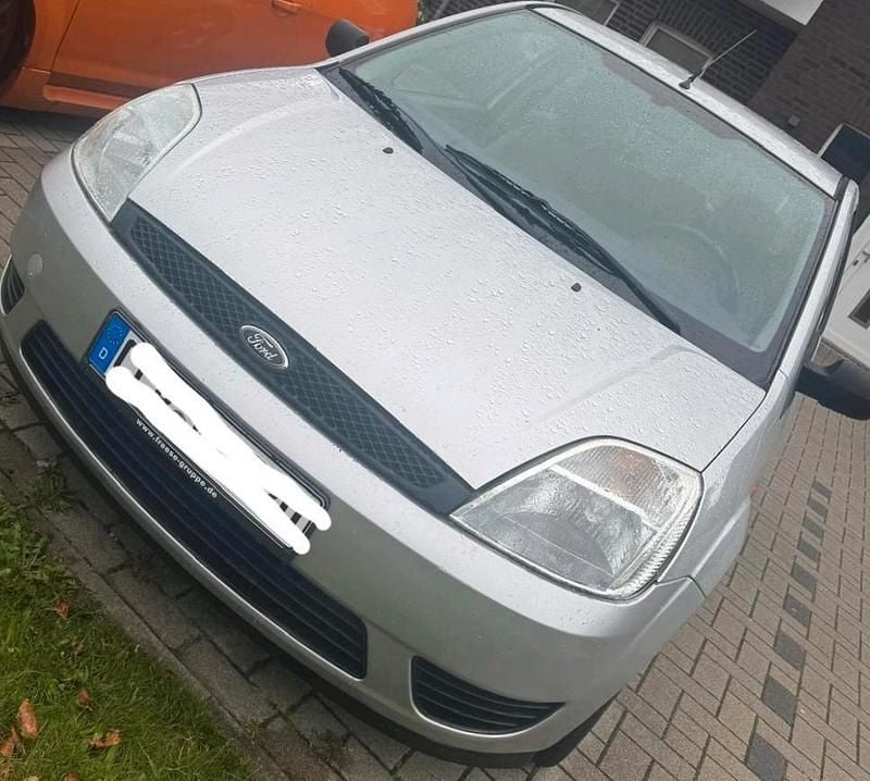 Silber Gebraucht 2002 Ford Fiesta Kleinwagen | 1.200 € (Etwas zu teuer) - Bild 1/4