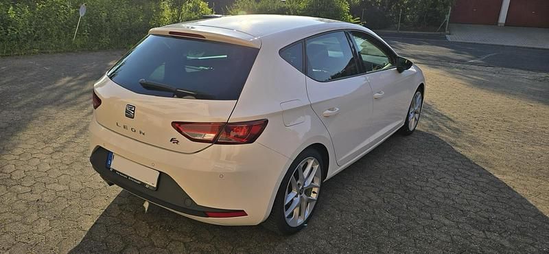 Weiß Gebraucht 2017 Seat Leon FR Kleinwagen | 13.000 € (Fairer Preis) - Bild 1/4