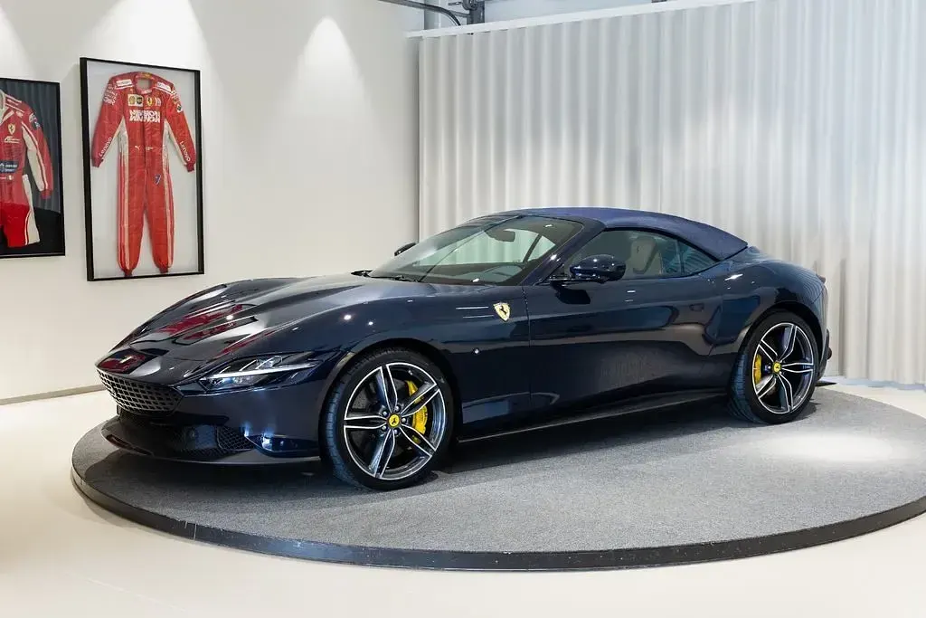 Gebraucht Ferrari Roma 620 PS (456 kW) 2025 Blau Cabrio