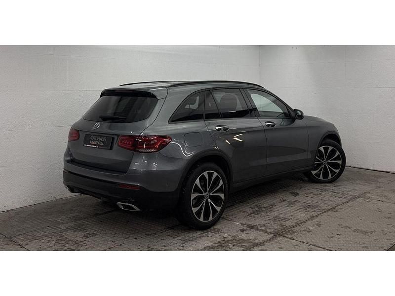 Gebraucht Mercedes GLC400d Night 330 PS (242 kW) 2021 Selenitgrau (metallic) SUV