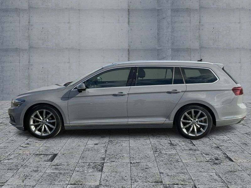 Gebraucht VW Passat Elegance 150 PS (110 kW) 2023 Mondsteingrau Kombi
