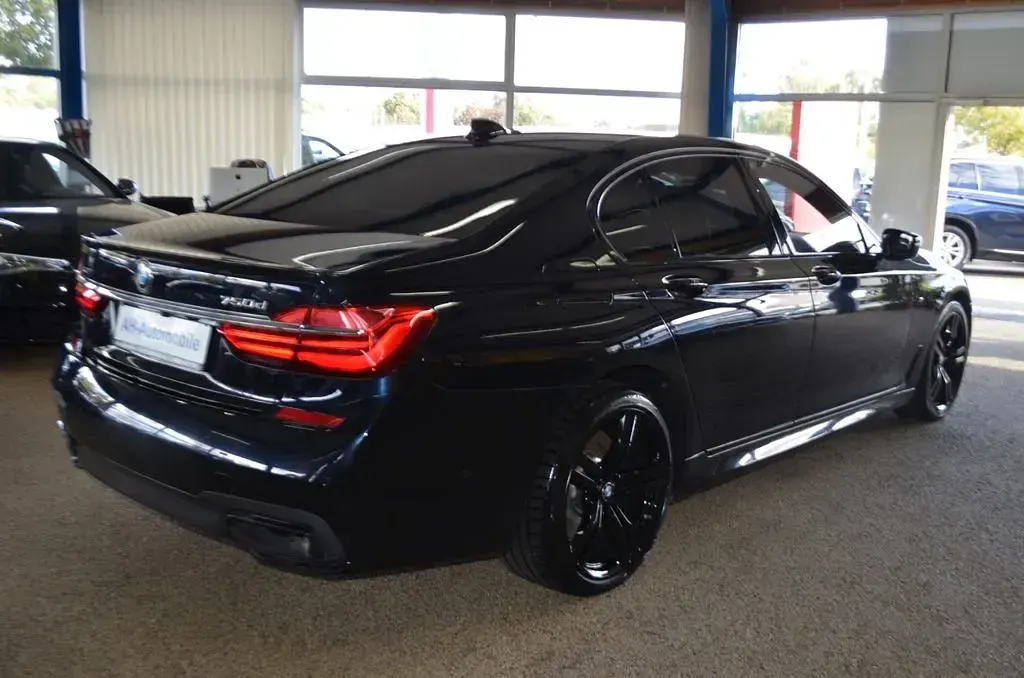 Gebraucht BMW 750L M Sport 400 PS (294 kW) 2018 Azuritschwarz metallic Limousine