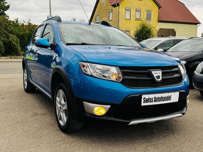 Blau Gebraucht 2015 Dacia Sandero Stepway Kleinwagen | 4.990 € (Superpreis) - Bild 1/4
