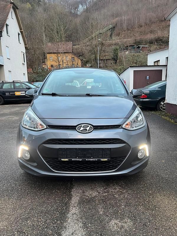 Grau Gebraucht 2015 Hyundai i10 Kleinwagen | 9.290 € (Fairer Preis) - Bild 1/4