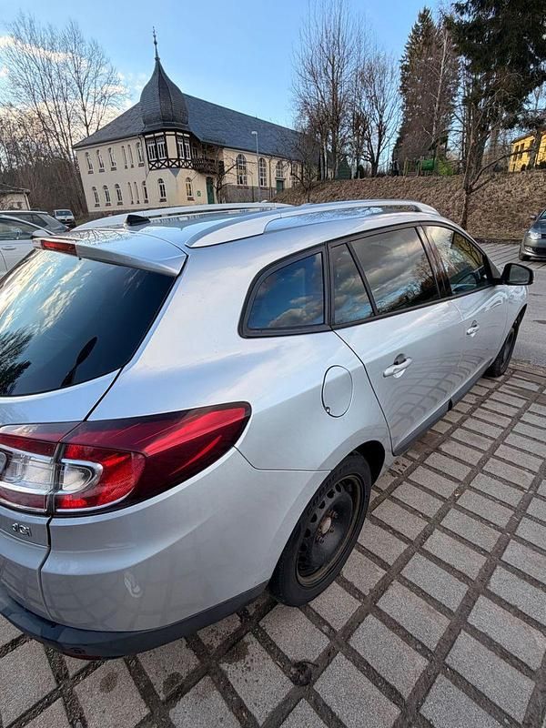 Gebraucht Renault Mégane GrandTour Dynamique 131 PS (96 kW) 2011 Grau Kombi