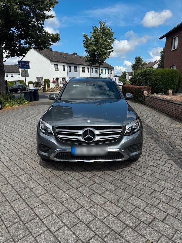 Grau Gebraucht 2017 Mercedes GLC350 SUV | 15.000 € - Bild 1/4