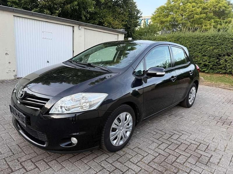 Schwarz Gebraucht 2010 Toyota Auris Limousine | 6.890 € (Etwas zu teuer) - Bild 1/4