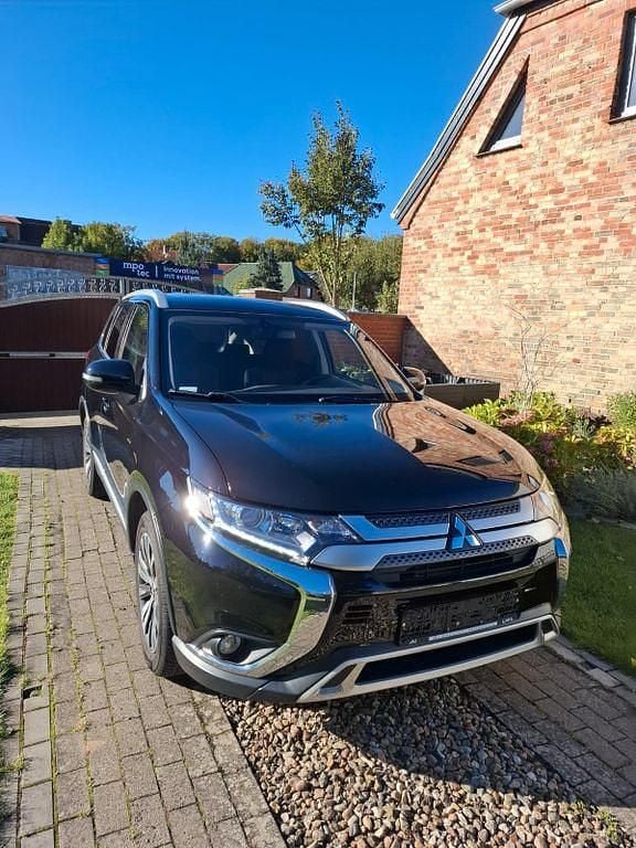 Schwarz Gebraucht 2020 Mitsubishi Outlander Spirit SUV | 22.500 € (Fairer Preis) - Bild 1/4