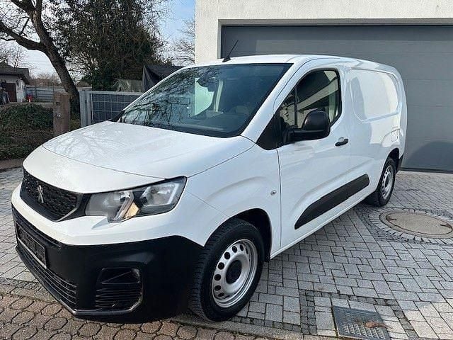 Gebraucht Peugeot Partner 131 PS (96 kW) 2020 Weiß Van / Kleinbus