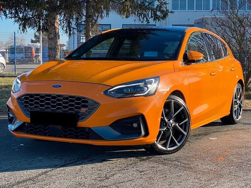 Orange Gebraucht 2020 Ford Focus Performance Edition Limousine | 21.950 € (Fairer Preis) - Bild 1/4